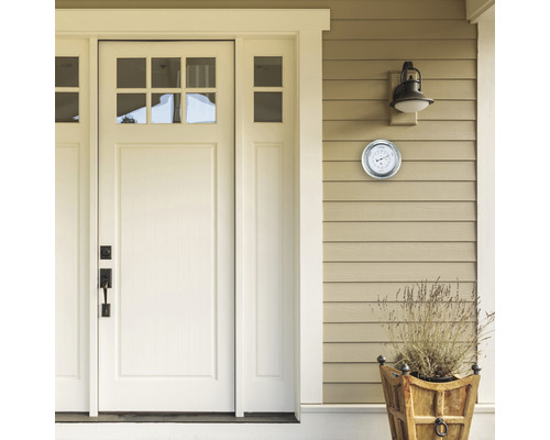 Ușă de intrare cu termometru exterior pe perete