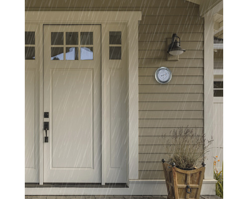 Scenă exterioară cu ușă de intrare, termometru de perete exterior și ploaie