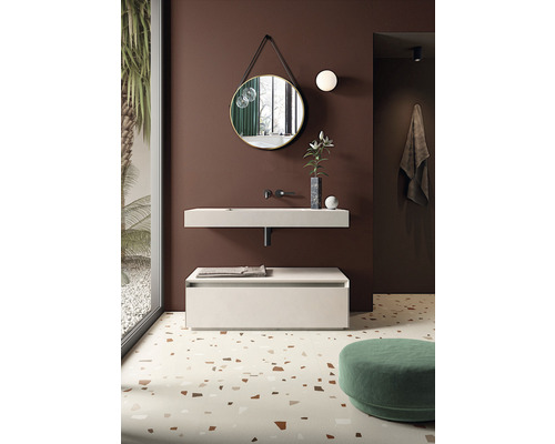 Baie modernă cu lavoar, oglindă, prosop și podea de terrazzo