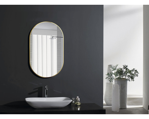 Oglindă ovală cu chiuvetă într-o baie