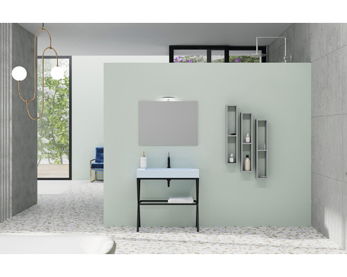 Baie cu lavoar, oglindă, rafturi și iluminat într-un design luminos