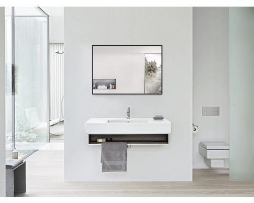 Baie modernă cu lavoar, oglindă și toaletă în culori deschise