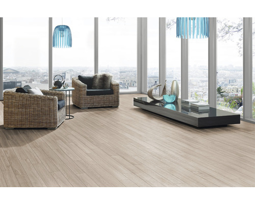 Cameră luminoasă cu podea din lemn, fotolii din răchită și fereastră mare