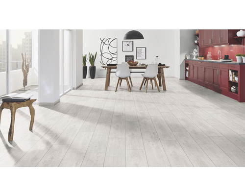 Cameră de zi luminoasă cu podea din lemn, masă de sufragerie și chicinetă