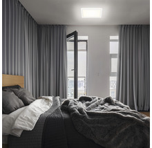 Dormitor cu pat, perdele, ferestre și plafonieră pătrată