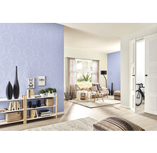 Living luminos cu tapet cu model, raft și mobilier