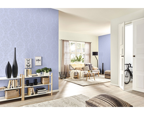 Living luminos cu tapet cu model, raft și mobilier