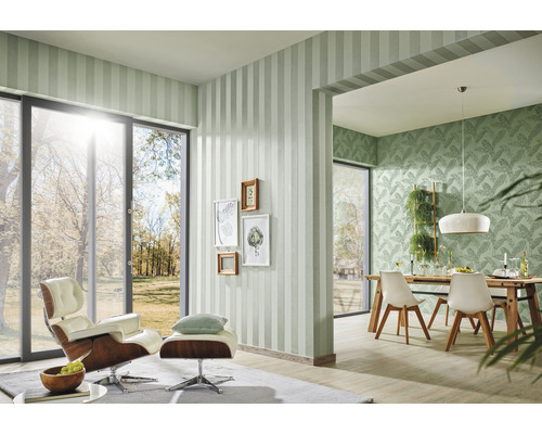 Cameră de zi cu tapet în dungi, fotoliu și masă pentru un ambient luminos