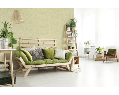 Living luminos cu canapea din lemn, plante și perete decorativ