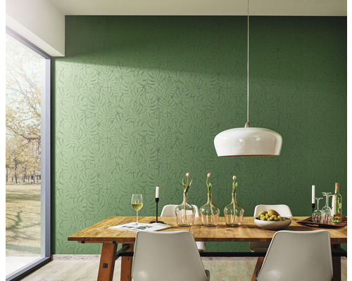 Sufragerie cu tapet verde cu frunze, masă și lampă suspendată
