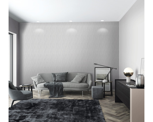 Living modern cu canapea gri, fotoliu și tapet cu model