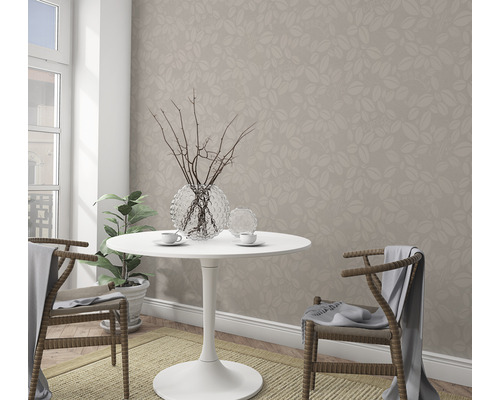 Cameră de zi cu masă de sufragerie și tapet cu model de frunze