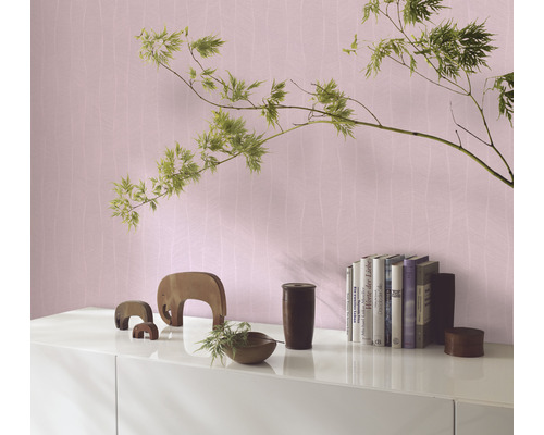 Scenă de locuință cu tapet cu model, cărți și decorațiuni pe un bufet