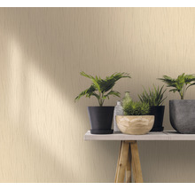Imagine a unei camere cu tapet cu model, plante și decorațiuni pe un raft