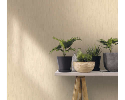 Imagine a unei camere cu tapet cu model, plante și decorațiuni pe un raft
