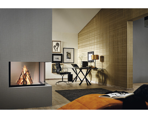 Living cu șemineu, birou și decorațiuni pentru o ambianță luminoasă