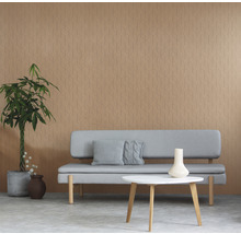 Living cu tapet cu model geometric, canapea, masă și plantă de interior