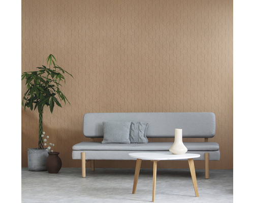 Living cu tapet cu model geometric, canapea, masă și plantă de interior