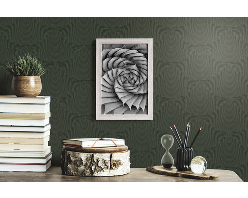 Cameră decorativă cu plantă, stivă de cărți și imagine cu plante înrămată
