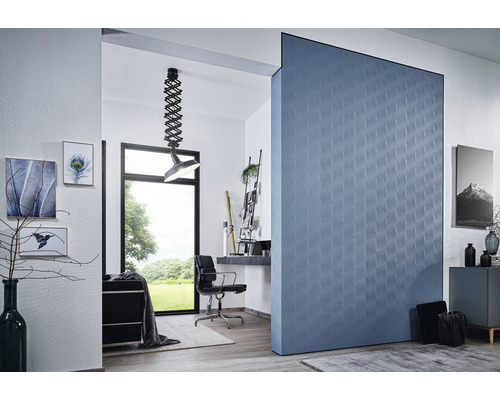 Living modern cu tapet structurat albastru, birou și mobilier de birou negru