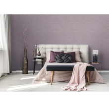 Dormitor cu tapet cu model, pat, noptiere și elemente decorative pentru o atmosferă primitoare.