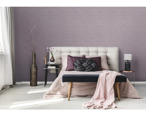 Dormitor cu tapet cu model, pat, noptiere și elemente decorative pentru o atmosferă primitoare.