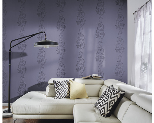 Cameră de zi cu tapet cu model, canapea și lampă de podea