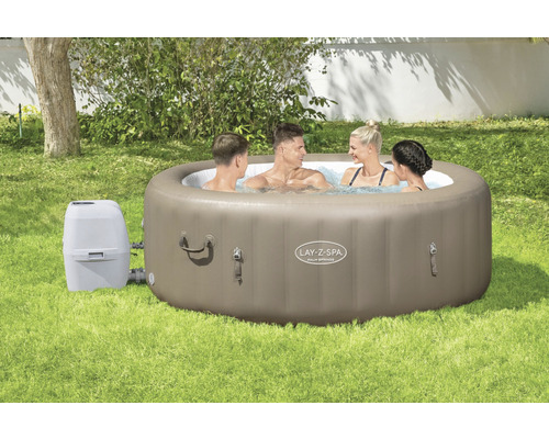 Cada de hidromasaj gonflabilă Lay-Z-Spa cu patru persoane în grădină.