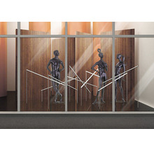 Vitrină cu trei manechine și panouri de lemn în fundal