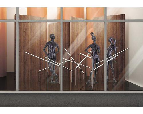 Vitrină cu trei manechine și panouri de lemn în fundal