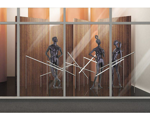 Vitrină cu trei manechine pe fundal de lemn și elemente de lumină abstracte