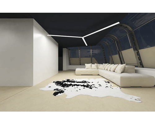 Cameră de zi modernă cu tavan negru, canapea de colț, covor din piele de vacă și plafonieră liniară