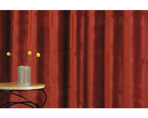 Scenă decorativă cu masă, vază și perdea