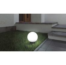 Spot luminos s formă sferică în exterior, lângă o scară