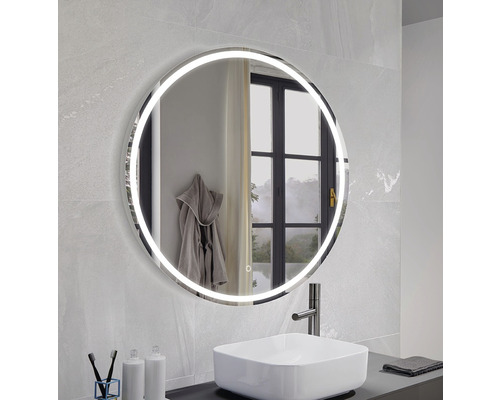 Baie cu oglindă rotundă cu iluminare deasupra unei chiuvete.