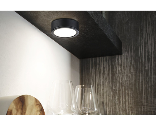 Lampa montată pe suprafață sub raft cu pahare