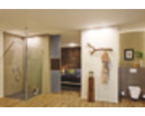 Baie cu cabină de duș, chiuvetă și suport pentru prosoape