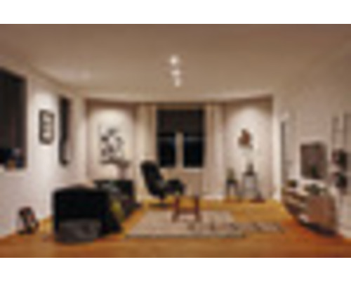 Living cu canapea, fotoliu, covor și obiecte decorative