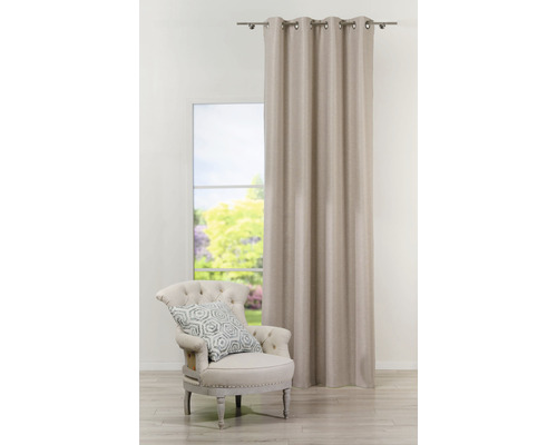 Cortină cu inele lângă fotoliu în fața ferestrei