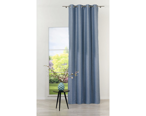 Draperii decorative din material textil cu ochiuri în fața unei ferestre