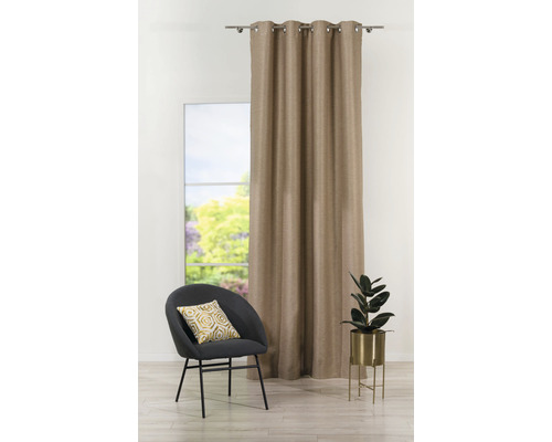 Scenă de locuit cu perdea, fotoliu, pernă și plantă de apartament în ghiveci