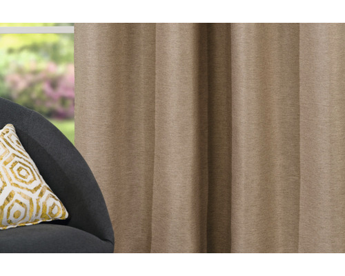 Șaluri decorative din material textil lângă un fotoliu