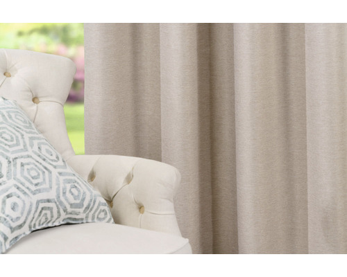 Cortină decorativă lângă fotoliu cu pernă