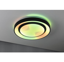Lumină de plafon cu efecte de lumină colorată pe un tavan