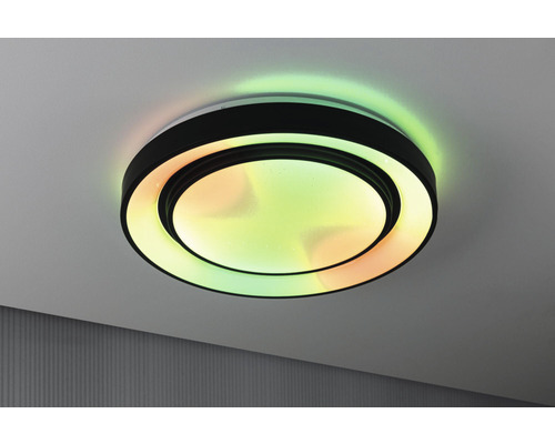 Lumină de plafon cu efecte de lumină colorată pe un tavan