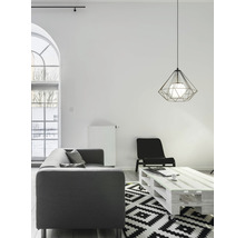 Living luminos cu canapea, masă, lampă și covor geometric
