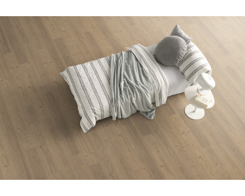 Dormitor cu podea deschisă la culoare din lemn, pat, noptieră și lampă