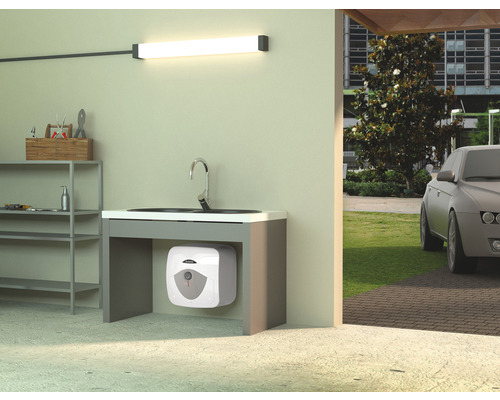 Imagine dintr-un atelier cu boiler sub chiuvetă