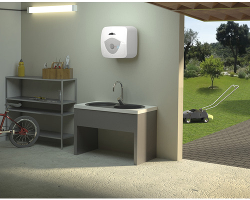 Garaj cu boiler, raft, chiuvetă și mașină de tuns iarba în grădină