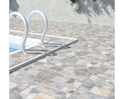 Zonă de piscină cu plăci ceramice din gresie porțelanată cu aspect de piatră naturală